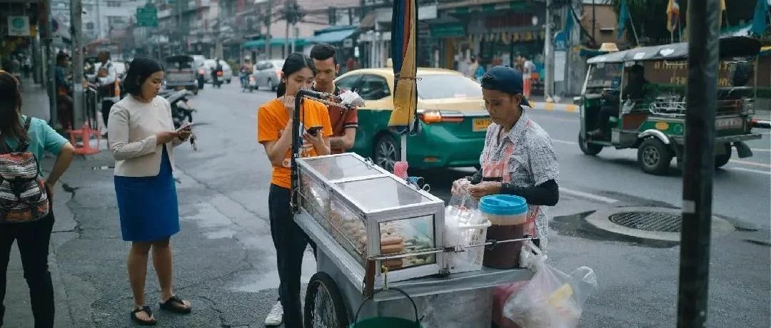 胡塞武装向美国航母发射18枚导弹，中东局势紧张升级！