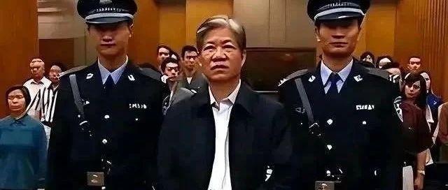 惊！副局长贱卖国家机密，被捕时竟叫嚣是美国公民，现代汉奸现形！