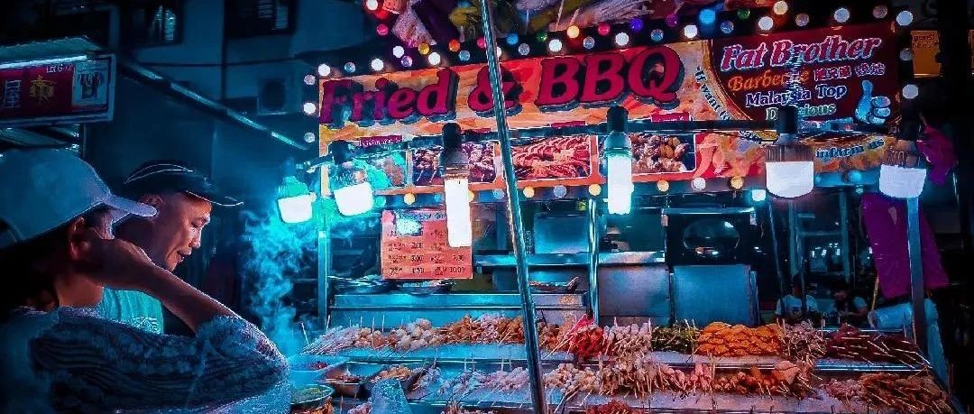 夏日，陆军某旅两栖装甲分队开展海上实弹射击训练