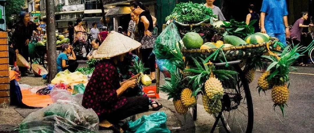 近日，西藏军区某部在海拔 4500 米高原驻训场组织的喷火器实喷训练，着实吸引了众人目光，这可不是一