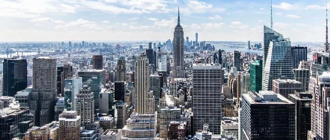 泰国与柬埔寨这对中南半岛的邻居，近日边境冲突的战火又一次熊熊燃起。两国边境地区局势持续紧张，枪炮声打