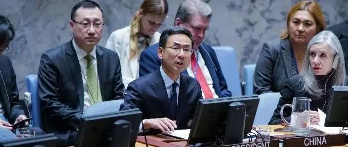 胡塞击沉西方商船，中国罕见发出警告，告诉你背后的三个原因