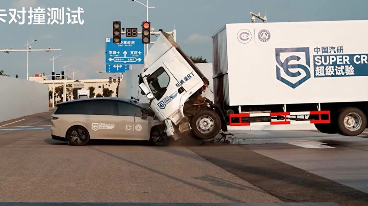 7月29日晚，理想汽车首款纯电SUV i8上市，发布会上播放的i8与重卡对撞测试视频引发轩然大波。视
