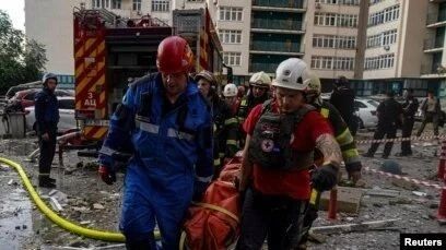 乌首都基辅又遭空袭了，死亡人数已升至 13 人。7 月 30 日晚 11 时许至 31 日凌晨 5