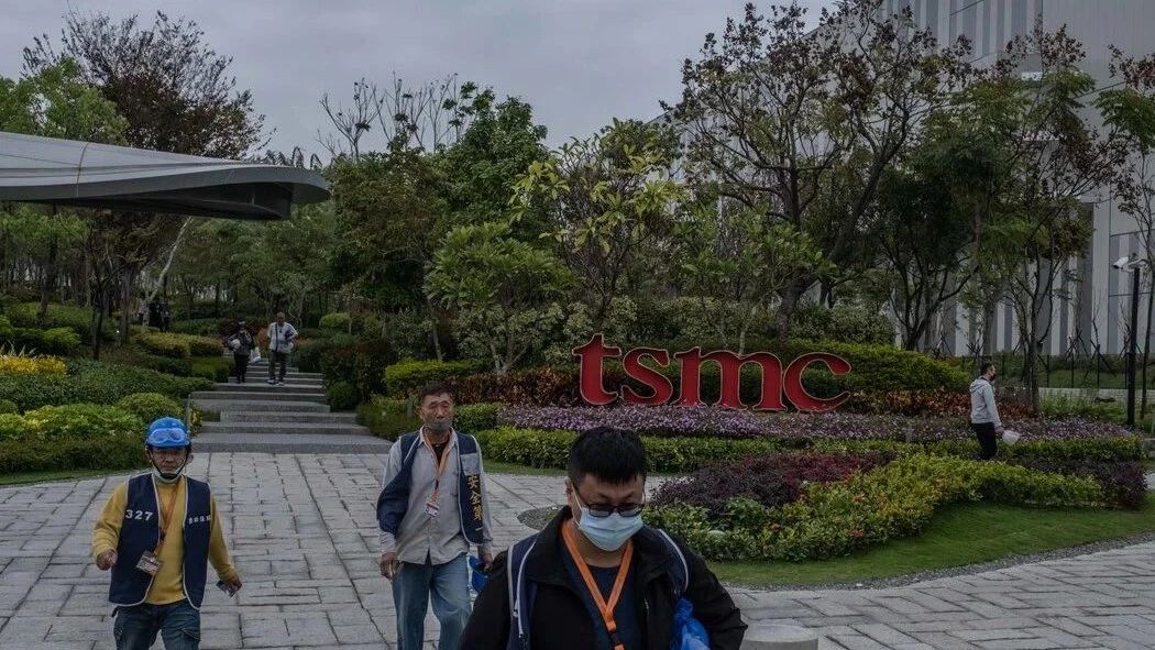 8月7日，据台媒报道，美国总统特朗普宣布拟对进口芯片与半导体征收最高100%关税，仅豁免在美设厂者。