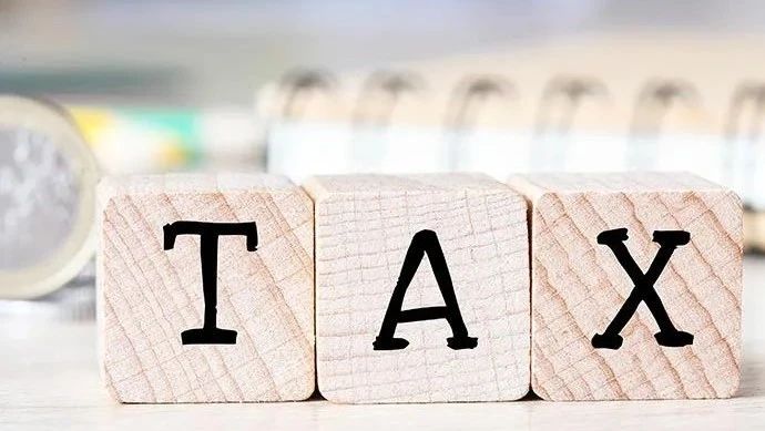 唐纳德·特朗普又搞大动作了！8月7日，他宣称要对所有进口到美国的计算机芯片征收100%的关税。这可不