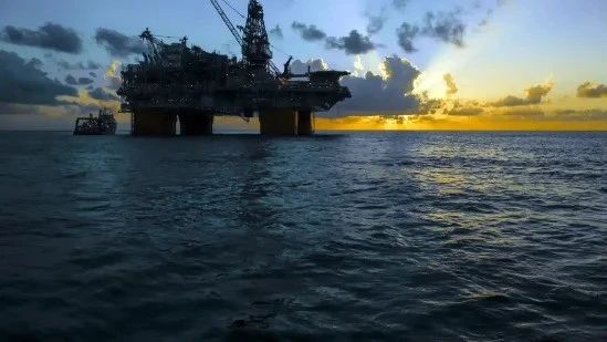 家人们，周一国际市场这动静可不小！国际油价大幅下跌，究其原因，是 OPEC+推进 9 月增产计划。这