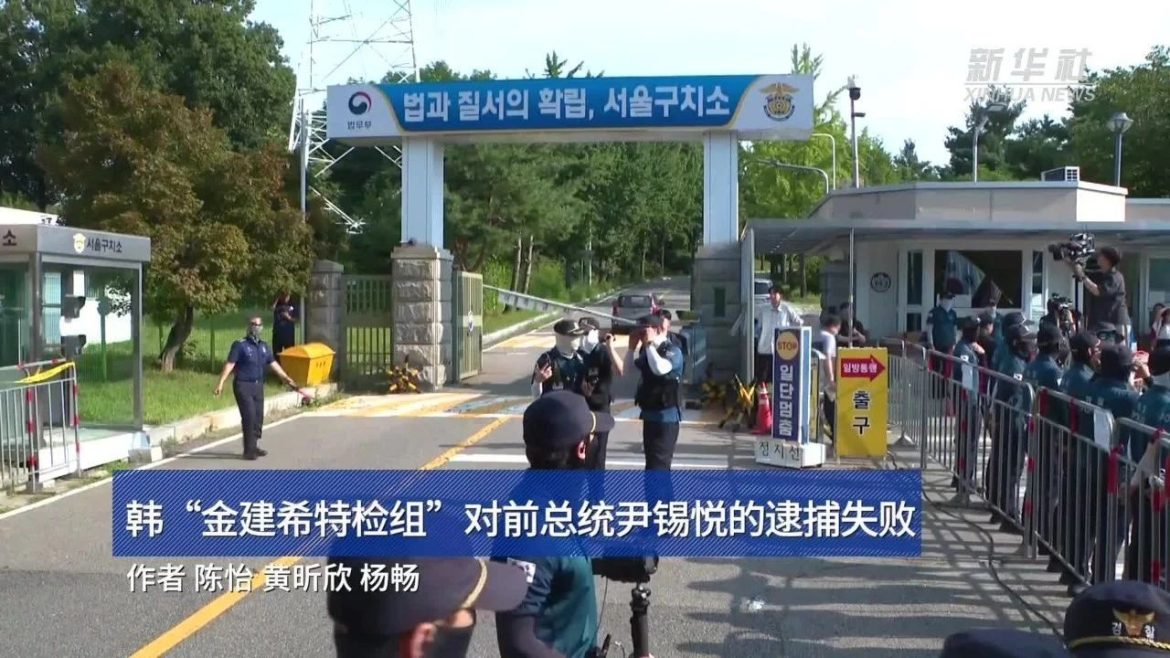 家人们，大瓜来了！韩国宪政史上竟迎来“名场面”——前总统尹锡悦和夫人金建希双双被捕。尹锡悦在位时那可