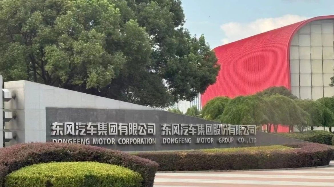 东风集团深夜丢出一枚重磅炸弹，宣布旗下高端新能源品牌岚图将赴港上市。消息一经传出，资本市场瞬间炸锅。