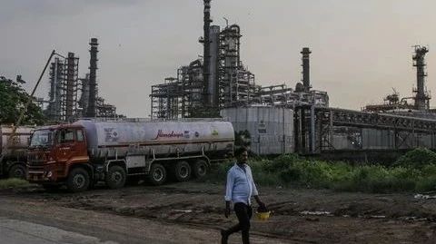 当地时间 8 月 6 日，特朗普签署行政令，对印度输美产品额外加征 25%关税，加上之前的税率，总体