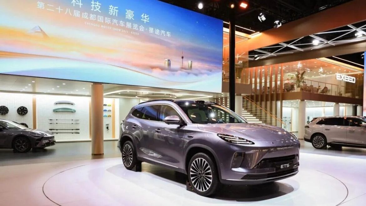 2025成都车展上，星途ET5正式亮相，可谓赚足眼球。这一车型外观极具未来感，线条流畅且硬朗，独特的