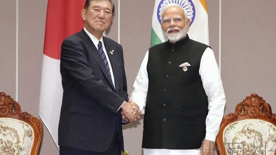 据印媒8月30日报道，莫迪访日期间，给日本首相石破茂及其夫人送上精心准备的礼物。送给石破茂的是一套月