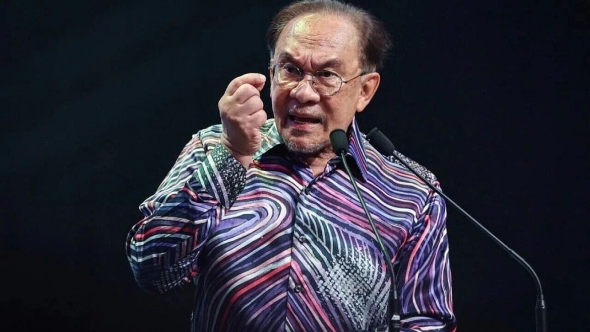 10月26日，第47届东盟峰会在马来西亚吉隆坡开幕，特朗普抵达吉隆坡出席峰会。然而，就在同一时间，“