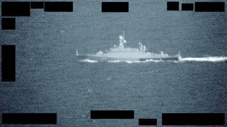 据英国《独立报》等媒体消息，10月22日，英国皇家海军发布声明，称一艘驱逐舰对穿越英吉利海峡的俄军舰
