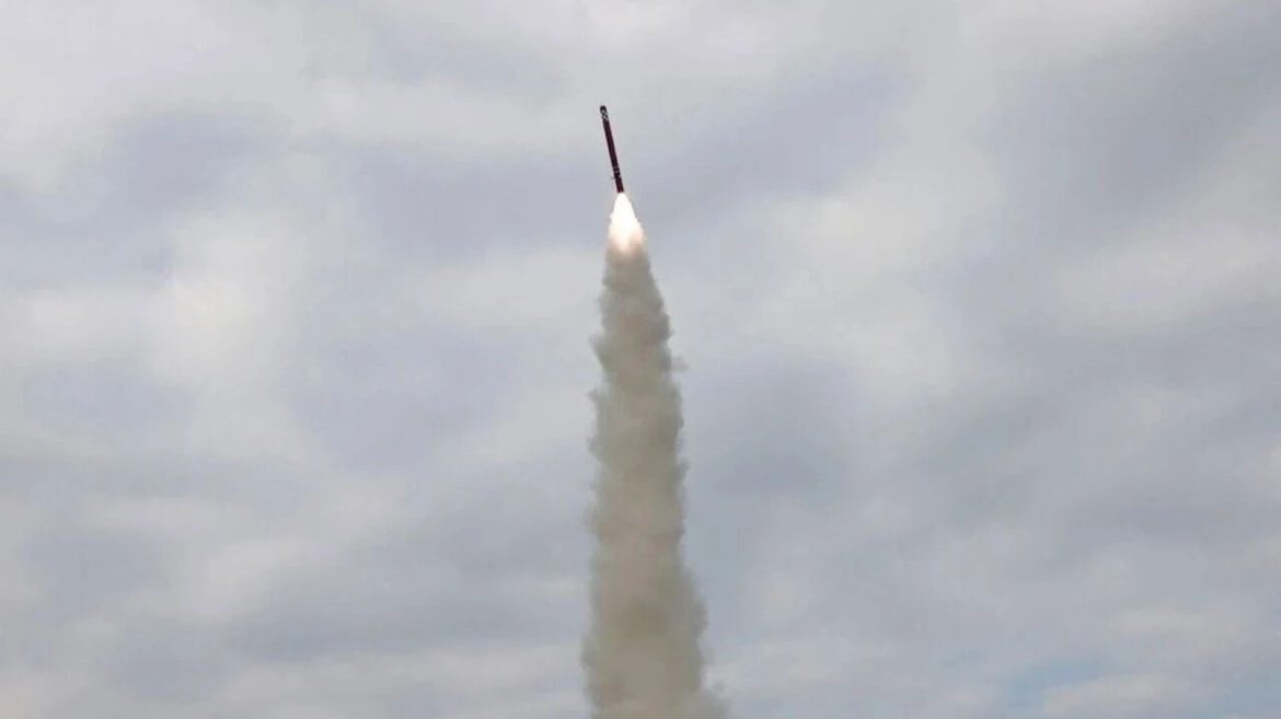 家人们，朝鲜又有大动作！朝鲜导弹总局在朝鲜西部海域展开海对地战略巡航导弹试射。多枚导弹呼啸升空，划破