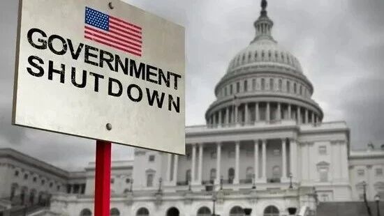 家人们，美国政坛又整出大活！政府关门这出闹剧再度上演，搅得美国政坛一片混乱。众多公务员被迫停薪，满心