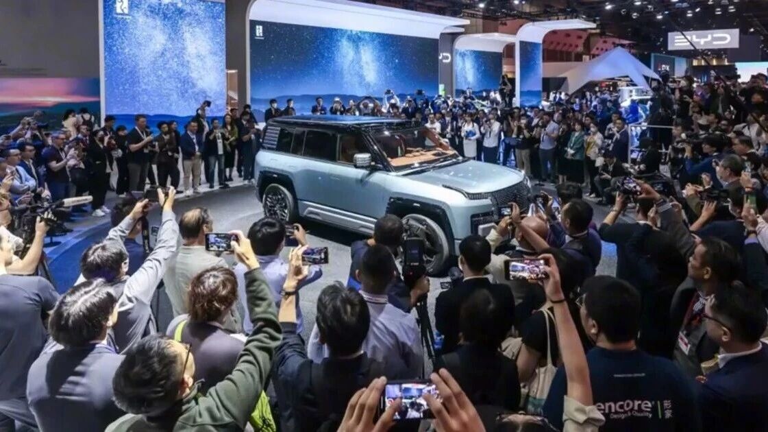 家人们，比亚迪在 2025 东京车展可是出尽了风头！这次它全球首发了专为日本市场量身定制的 K-EV