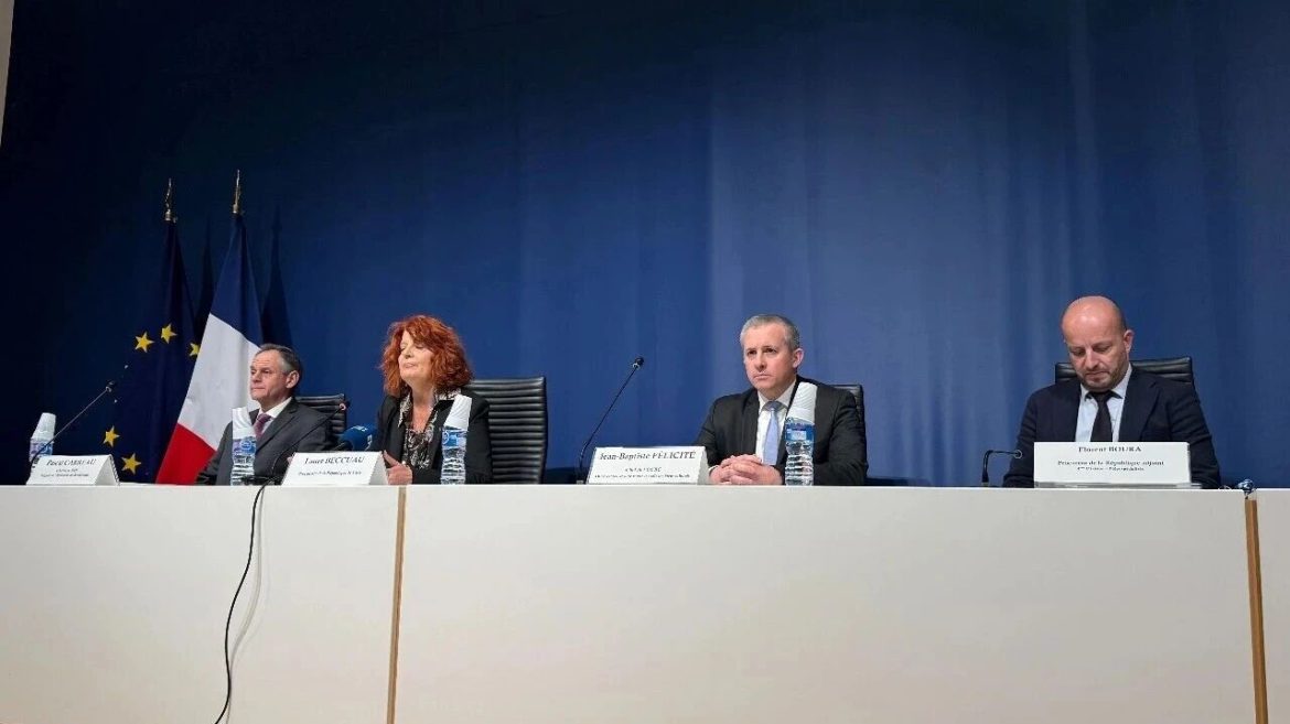 法国巴黎检察官洛尔·贝屈奥于 10 月 29 日下午宣布，卢浮宫抢劫案有重大进展，两名 25 日被捕