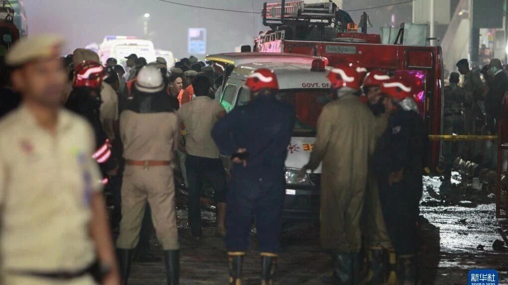 当地时间11月10日晚间，印度首都新德里红堡地区炸开了锅，一起汽车爆炸事件突如其来。现场那叫一个惨烈