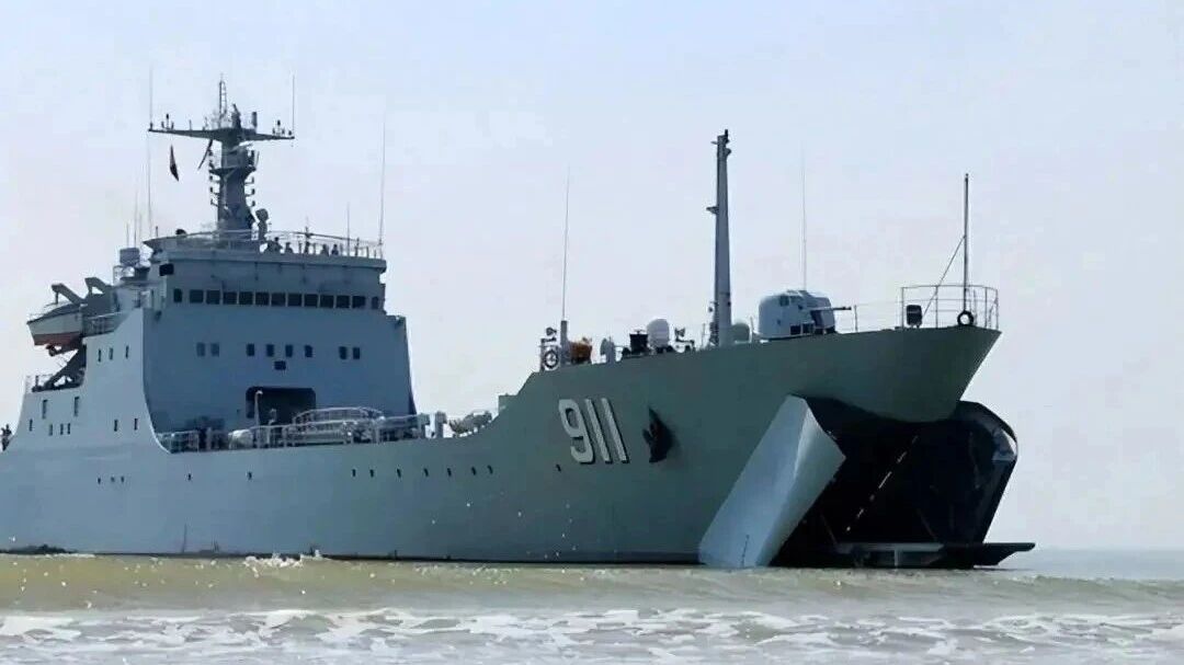 家人们，抖音上“解放军舰机绕台”相关视频点赞超 260 万，这热度足以证明大家对台海局势的高度关注。