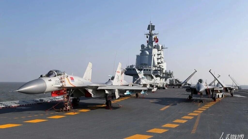 辽宁舰编队携歼-15穿越琉球海域，东海主权博弈再升级