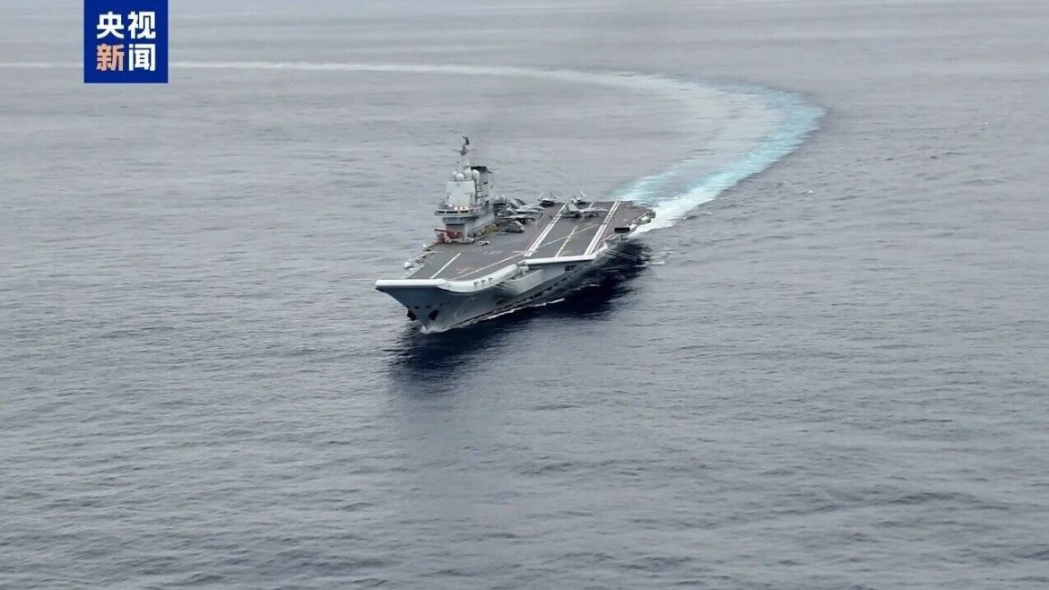 琉球群岛风高浪急之际，2025年12月6日的实战化演练现场，辽宁舰编队在宫古海峡以东公海展开舰载机起